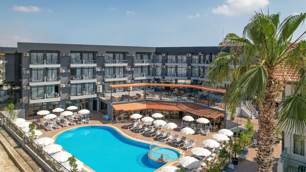 Clover Magic Park Side Hotel